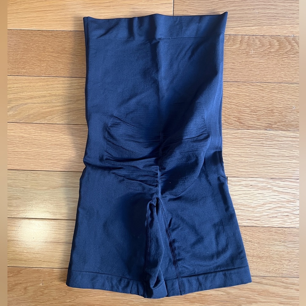 SKIMS High waisted bonded short - Picture 3 of 6